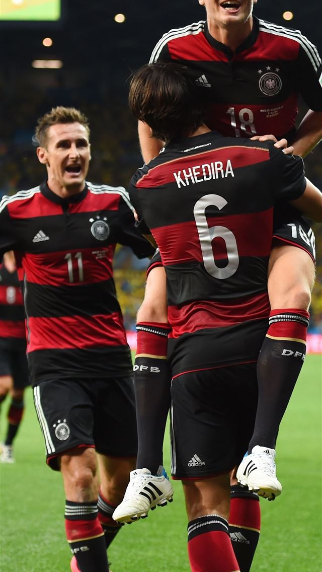 640x1136 Toni Kroos and Germany against Brazil in the 2014 ... - toni kroos iPhone Wallpaper