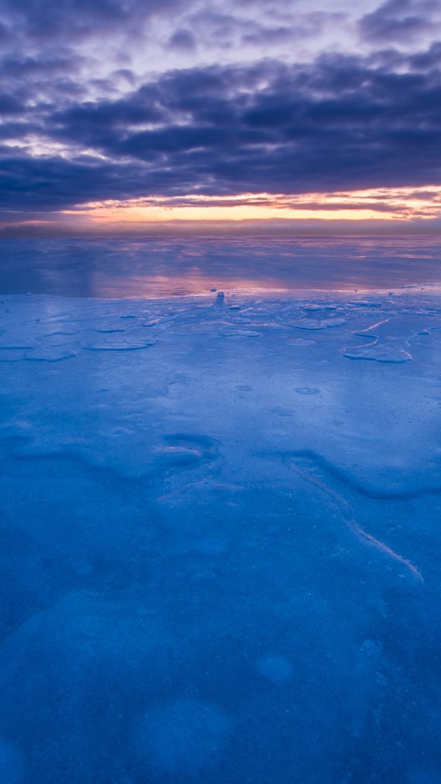 640x1136 Cold chicago morning - dark clouds iPhone Wallpaper