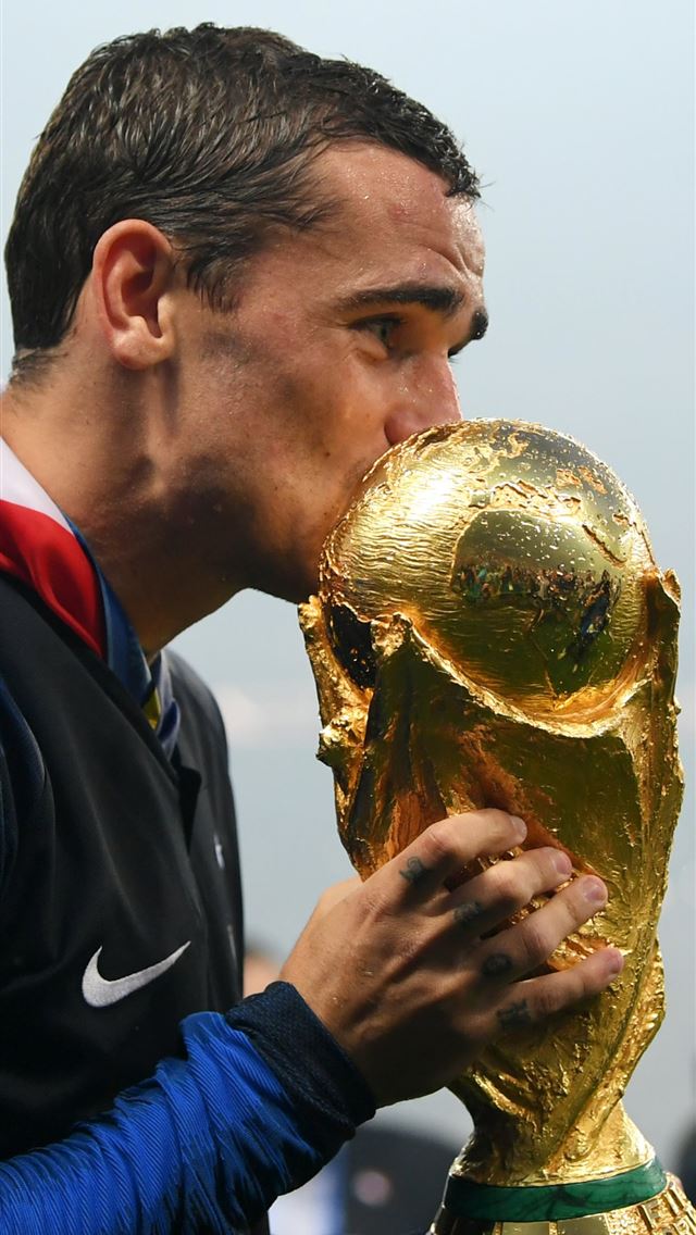 640x1136 FIFA 2018 Antoine Griezmann with Trophy Samsung Ga... - antoine griezmann iPhone Wallpaper
