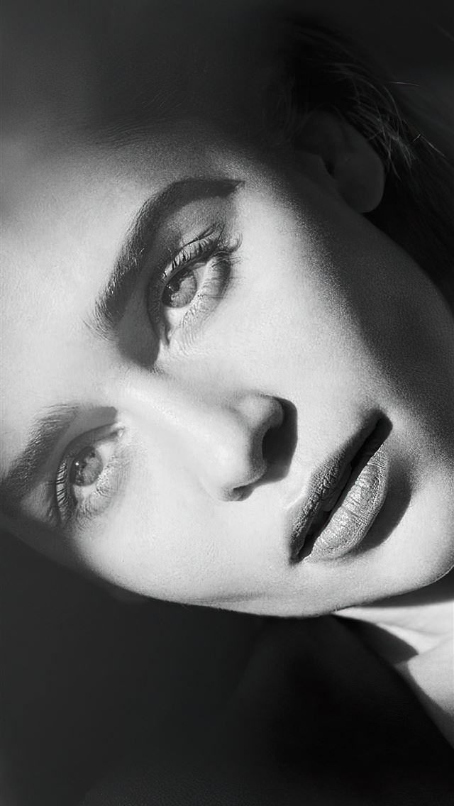 640x1136 emilia clarke harpers bazaar russia photoshoot 4k - Emilia Clarke iPhone Wallpaper