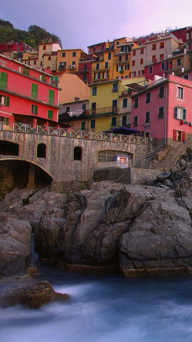640x1136 Manarola on the Mediterranean - house iPhone Wallpaper
