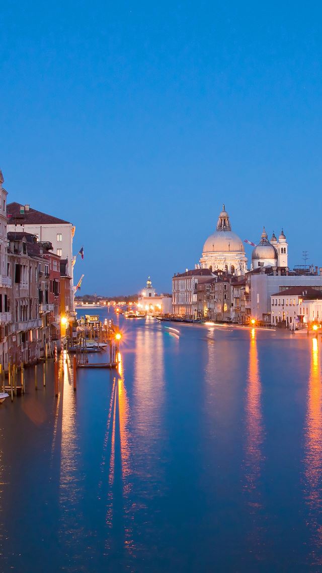 640x1136 Venice at night - house iPhone Wallpaper