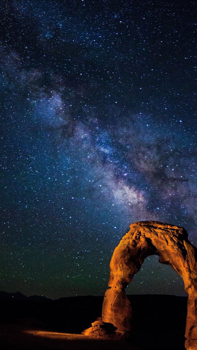 640x1136 Delicate Arch and The Milky Way Arches National Pa... - 100 most beautiful places to visit iPhone Wallpaper
