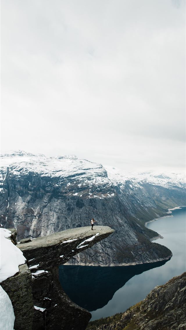 640x1136 Trolltunga - 100 most beautiful places to visit iPhone Wallpaper