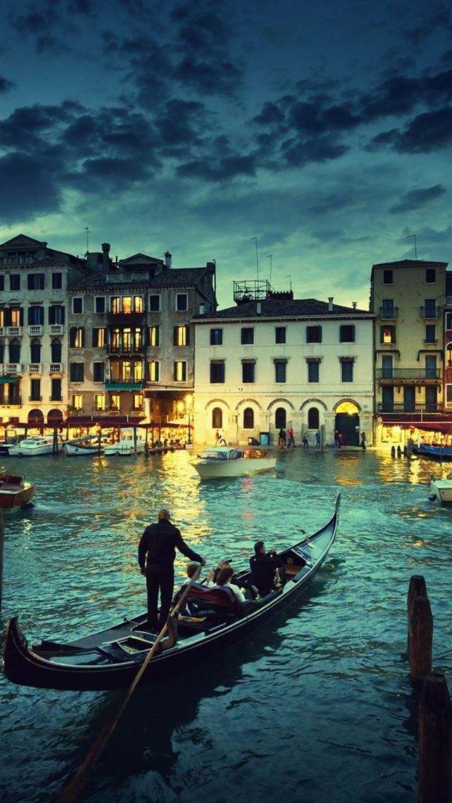 640x1136 Venice Italy Boats Buildings Night - italy iPhone Wallpaper