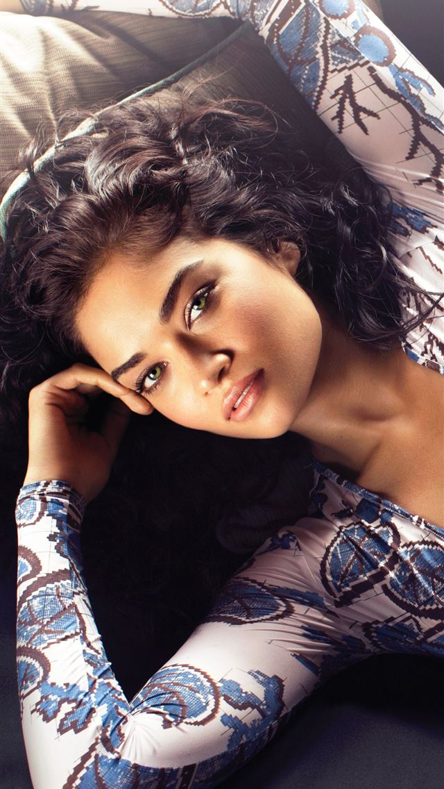 640x1136 shanina shaik 2020 -  iPhone Wallpaper