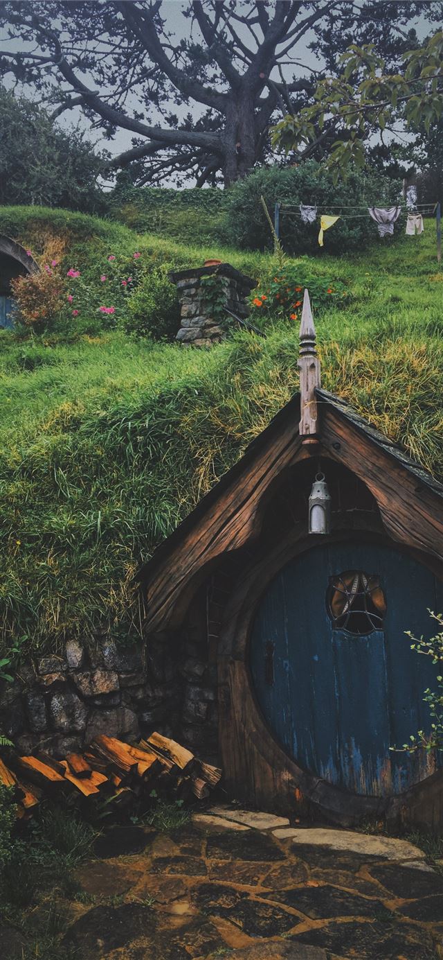 1125x2436 The Hobbit house - cute iPhone X Wallpaper