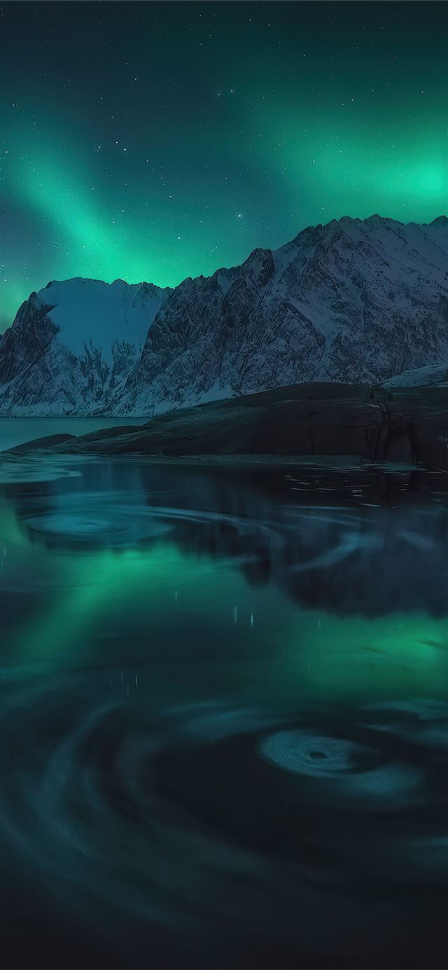 1125x2436 eyes to the skies 4k - aurora iPhone X Wallpaper