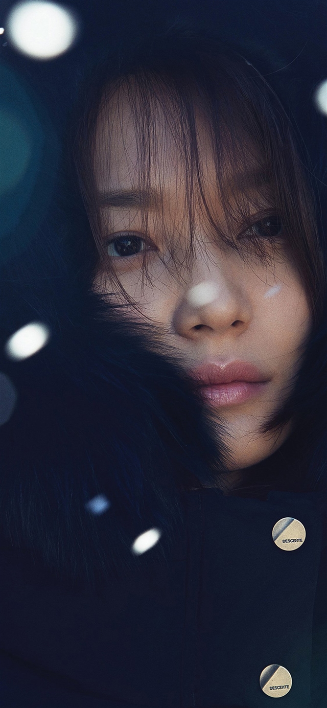 1125x2436 Girl snow celebrity - face iPhone X Wallpaper
