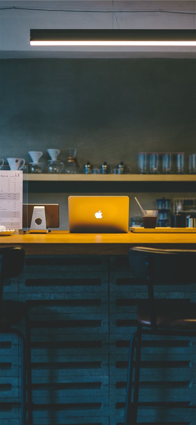 1125x2436 Mac in Cafe - computer iPhone X Wallpaper