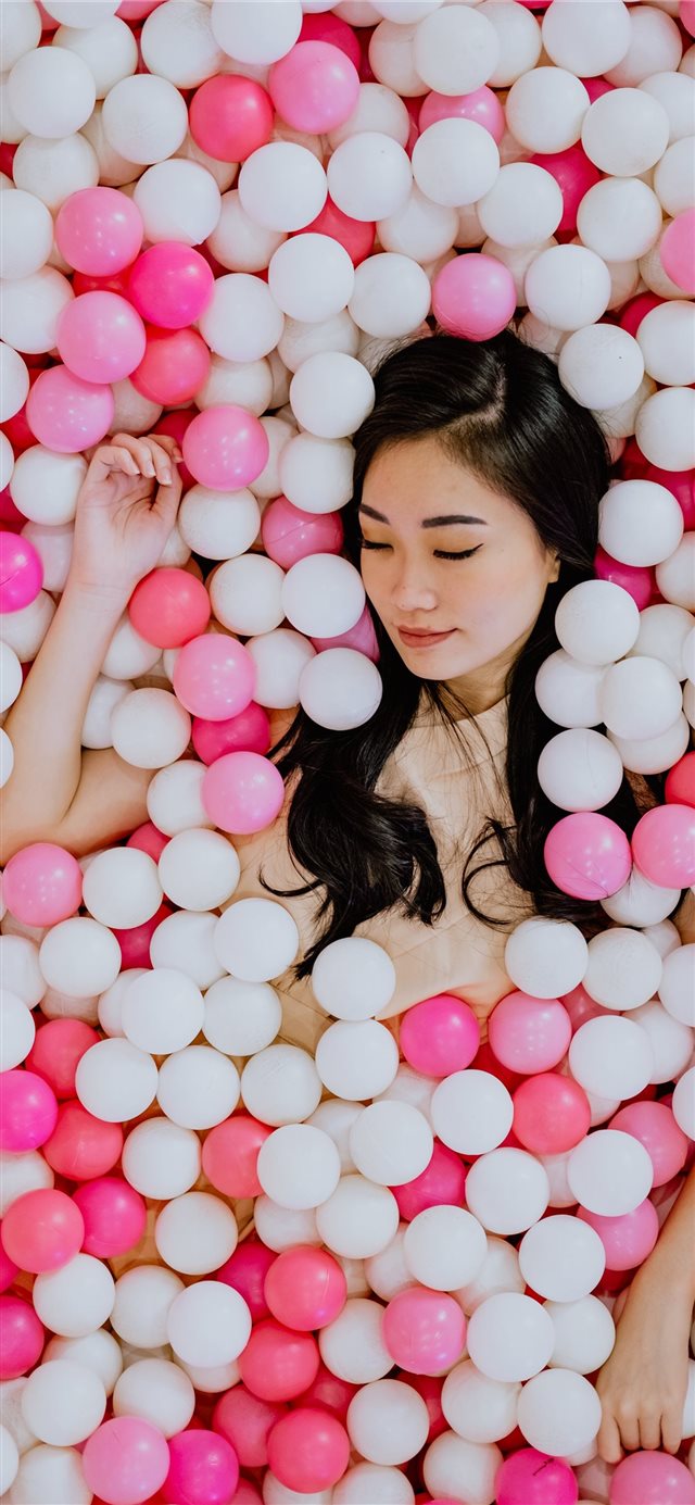 1125x2436 Drowning into happiness - hot iPhone X Wallpaper