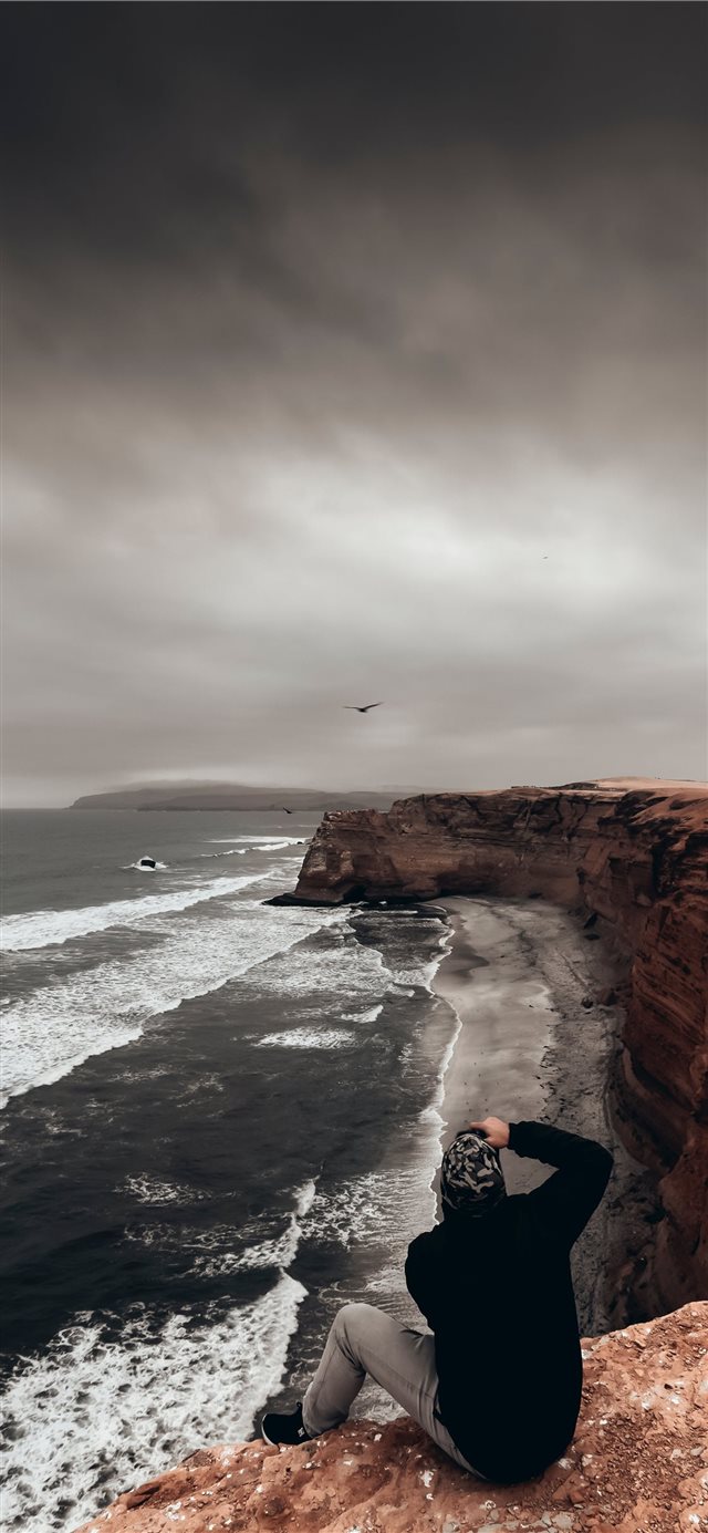 1125x2436 Silence in the beach - photographer iPhone X Wallpaper