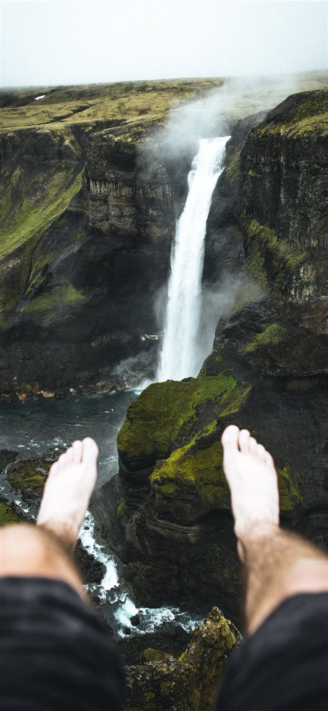 1125x2436 Ledge Dangling - iceland iPhone X Wallpaper