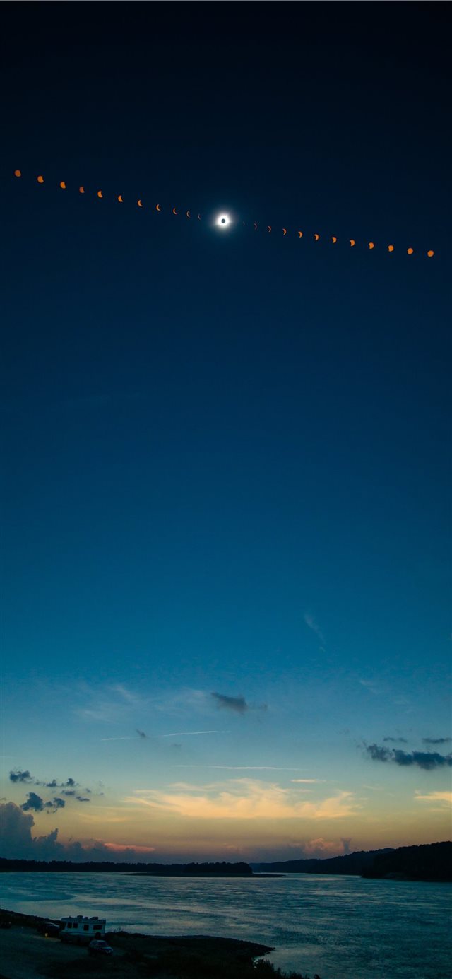 1125x2436 Total eclipse over the mighty Mississippi - space iPhone X Wallpaper