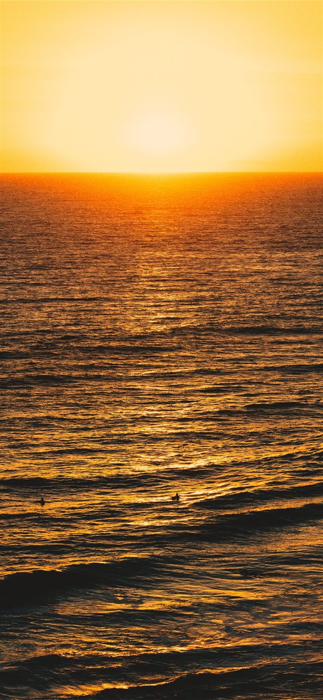 1125x2436 Surfers - sunlight iPhone X Wallpaper