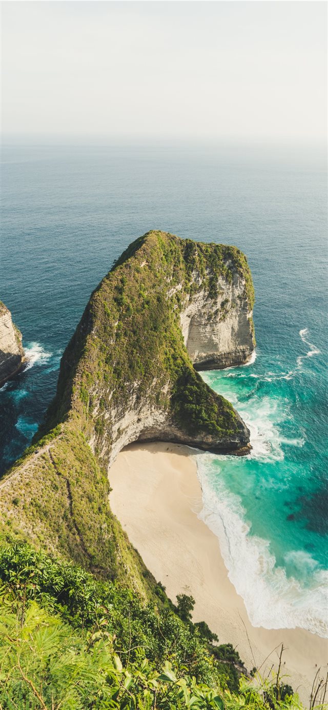 1125x2436 Kingkling beach in Nusa Penida - hike iPhone X Wallpaper