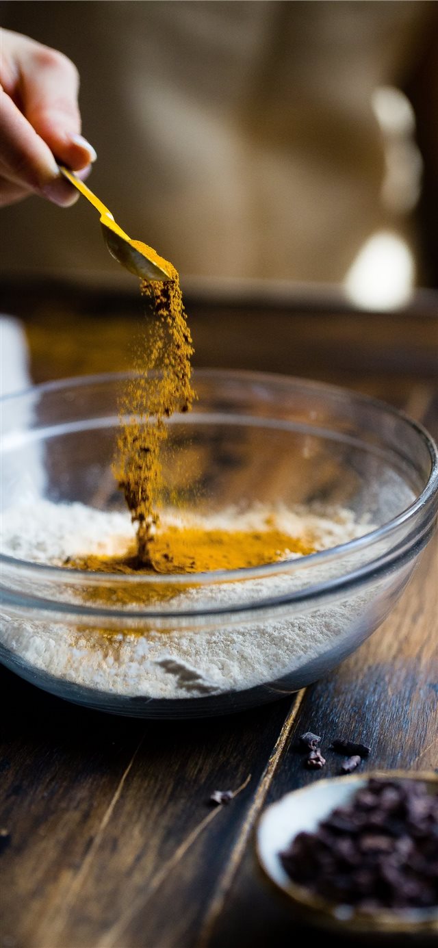 1125x2436 Sprinkling Turmeric - spoon iPhone X Wallpaper