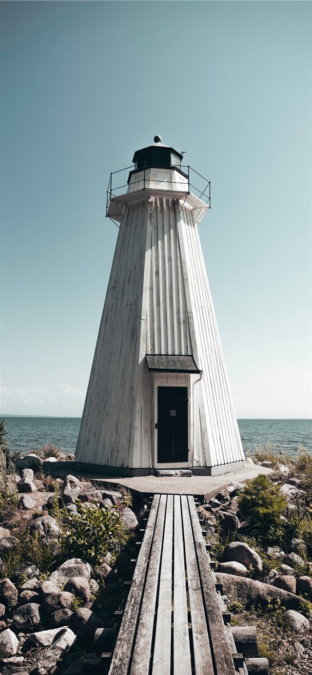1125x2436 A light in the dark - pier iPhone X Wallpaper