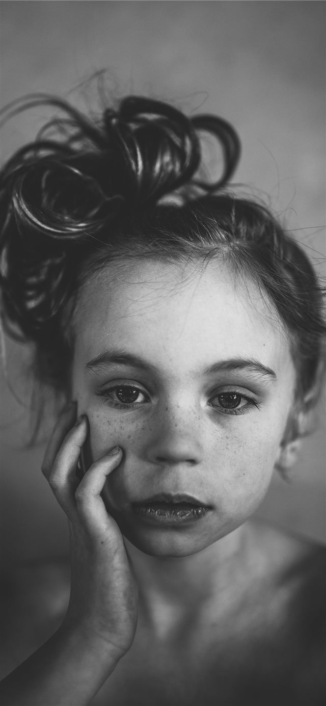1125x2436 Portrait of my daughter - black and white iPhone X Wallpaper
