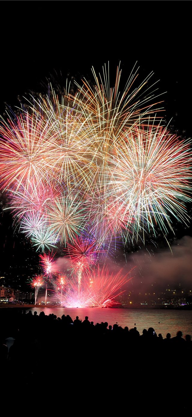 1125x2436 Fireworks at Blanes - water iPhone X Wallpaper
