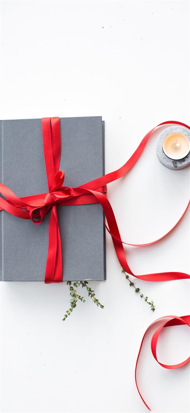 1125x2436 A book for Christmas - candle iPhone X Wallpaper