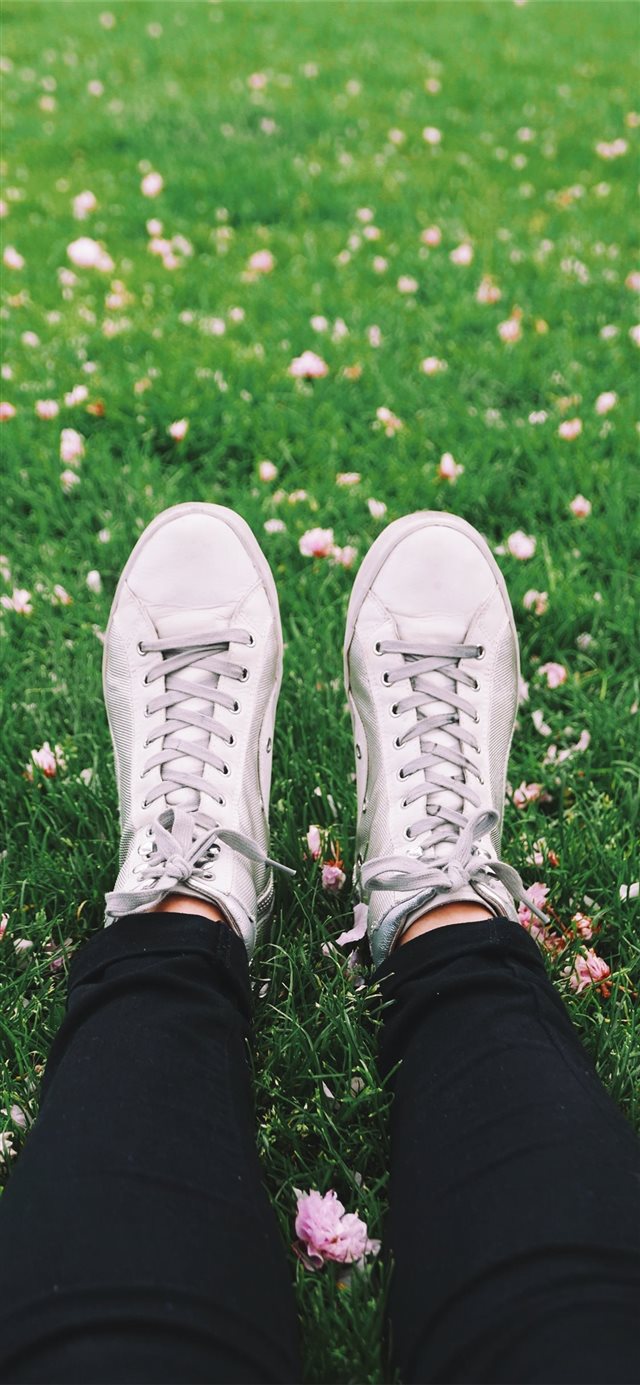 1125x2436 Chilling in the park - chill iPhone X Wallpaper