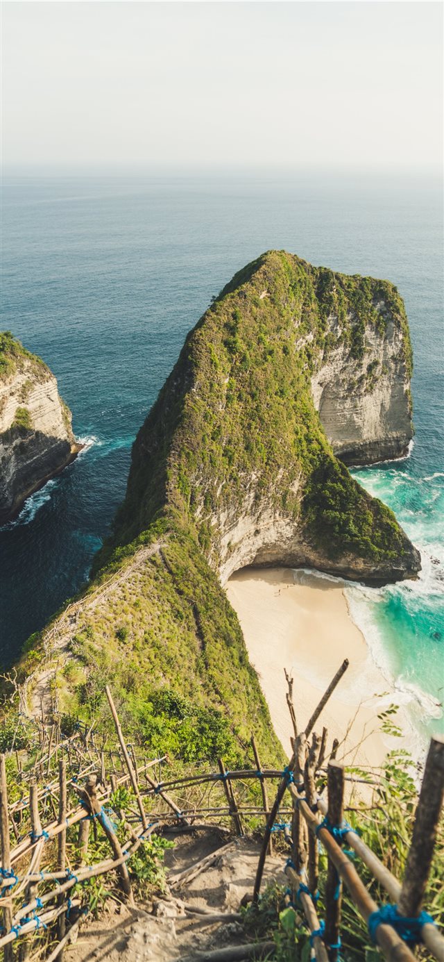 1125x2436 Kingkling beach  nusa penida - water iPhone X Wallpaper