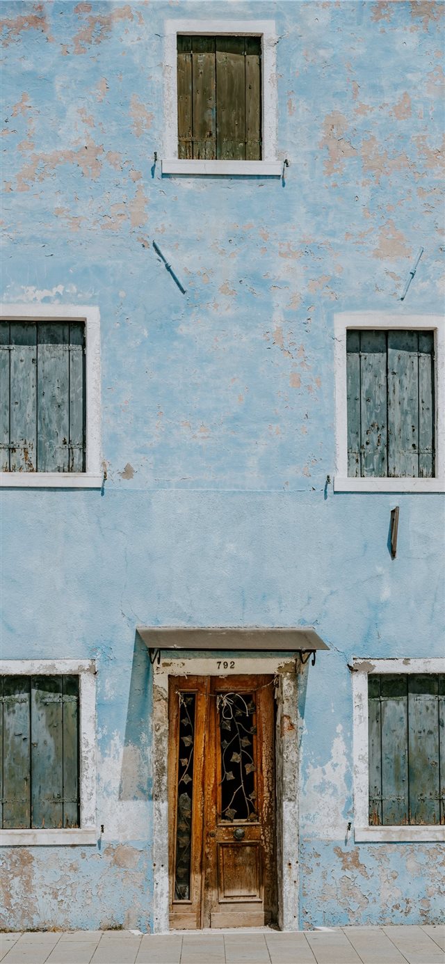 1125x2436 Blue house exterior in Burano - window iPhone X Wallpaper