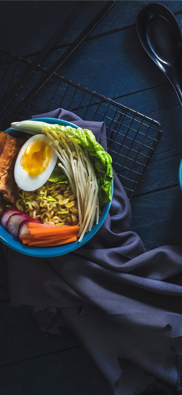 1125x2436 Ramen on a rainy day  - moody iPhone X Wallpaper