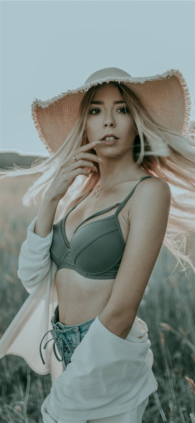 1125x2436 Lost in the sun - hot iPhone X Wallpaper