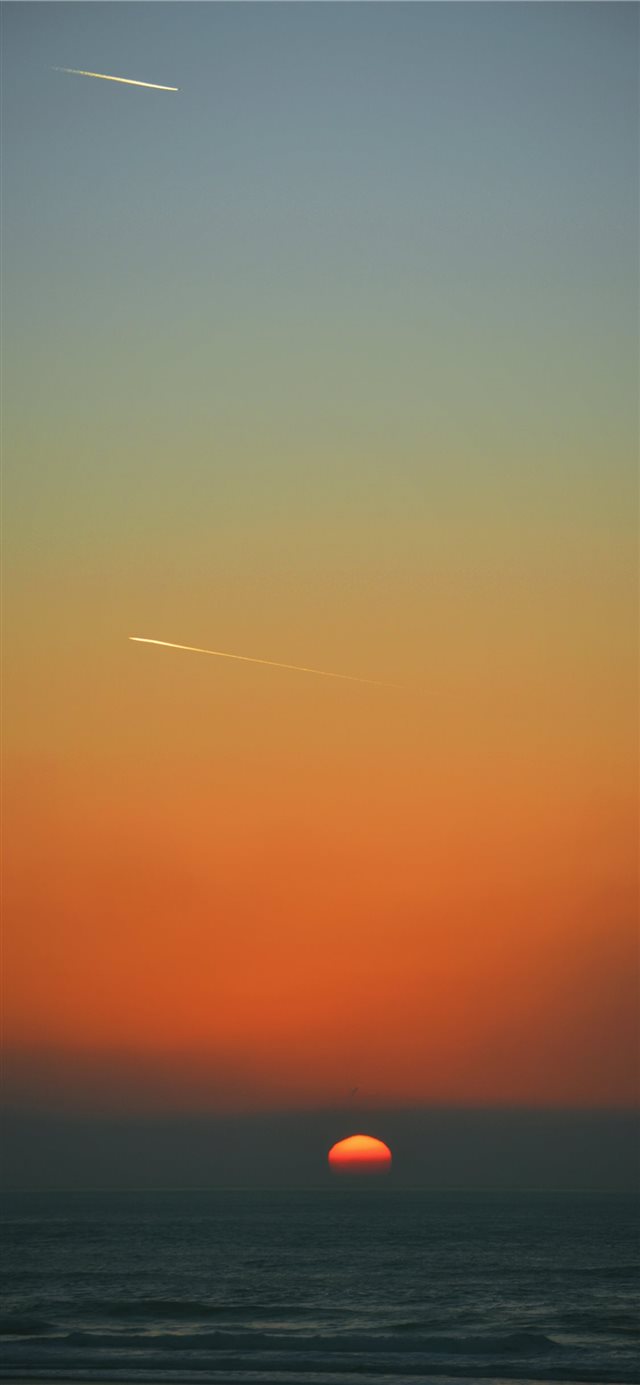 1125x2436 Shooting stars and setting sun - water iPhone X Wallpaper