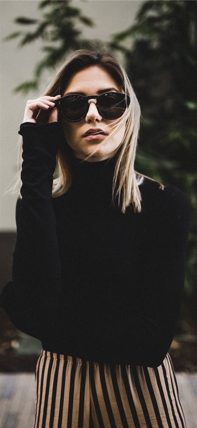 1125x2436 dark - model iPhone X Wallpaper