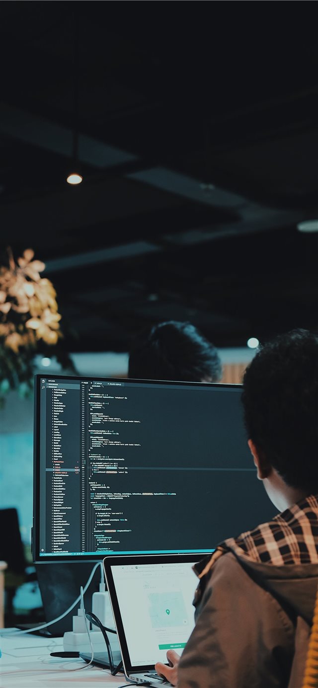 1125x2436 A man who writes code - programmer iPhone X Wallpaper