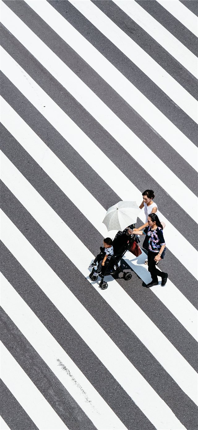 1125x2436 passing  the crosswalk - tokyo iPhone X Wallpaper