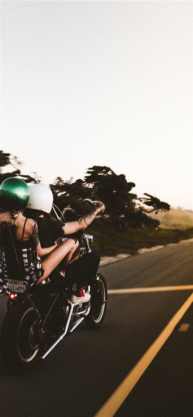 1125x2436 golden - couple iPhone X Wallpaper