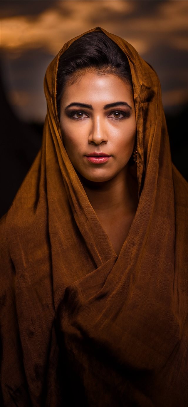 1125x2436 Woman in the light - love iPhone X Wallpaper