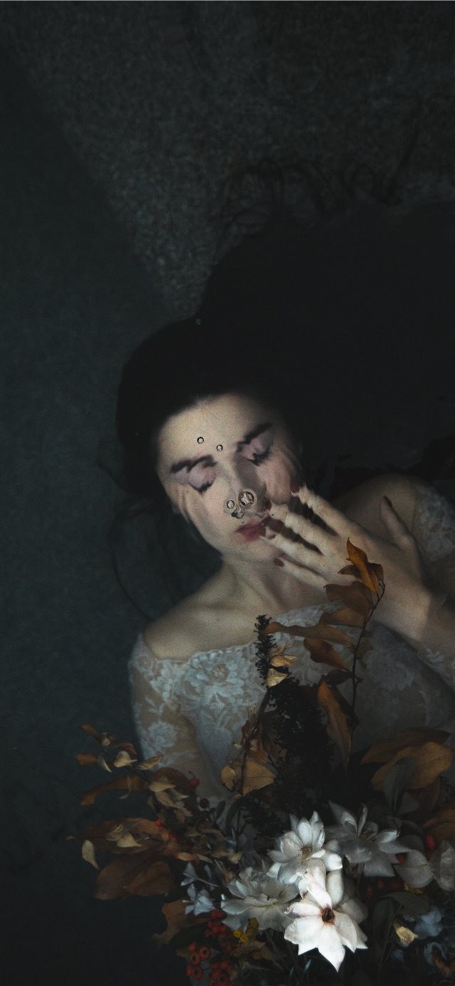 1125x2436 drowning in heartache - fashion iPhone X Wallpaper