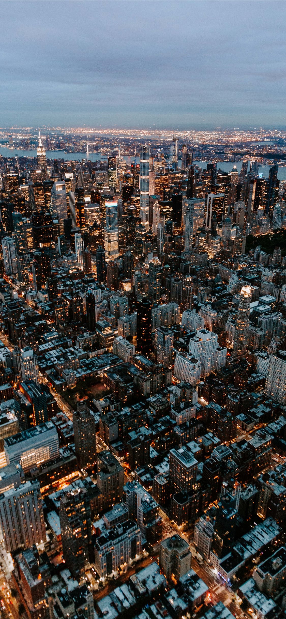 Hình nền iPhone New York City Hoa Kỳ: New York - thành phố vĩ đại và phức tạp với vô vàn điều để khám phá. Với hình nền iPhone New York City Hoa Kỳ này, bạn có thể trải qua cảm giác như đang ở trên đường phố này - ngắm nhìn các tòa nhà cao tầng bủa vây, cảm nhận nhịp sống sôi động của thành phố. Đừng bỏ lỡ cơ hội để đưa New York vào màn hình của bạn. 