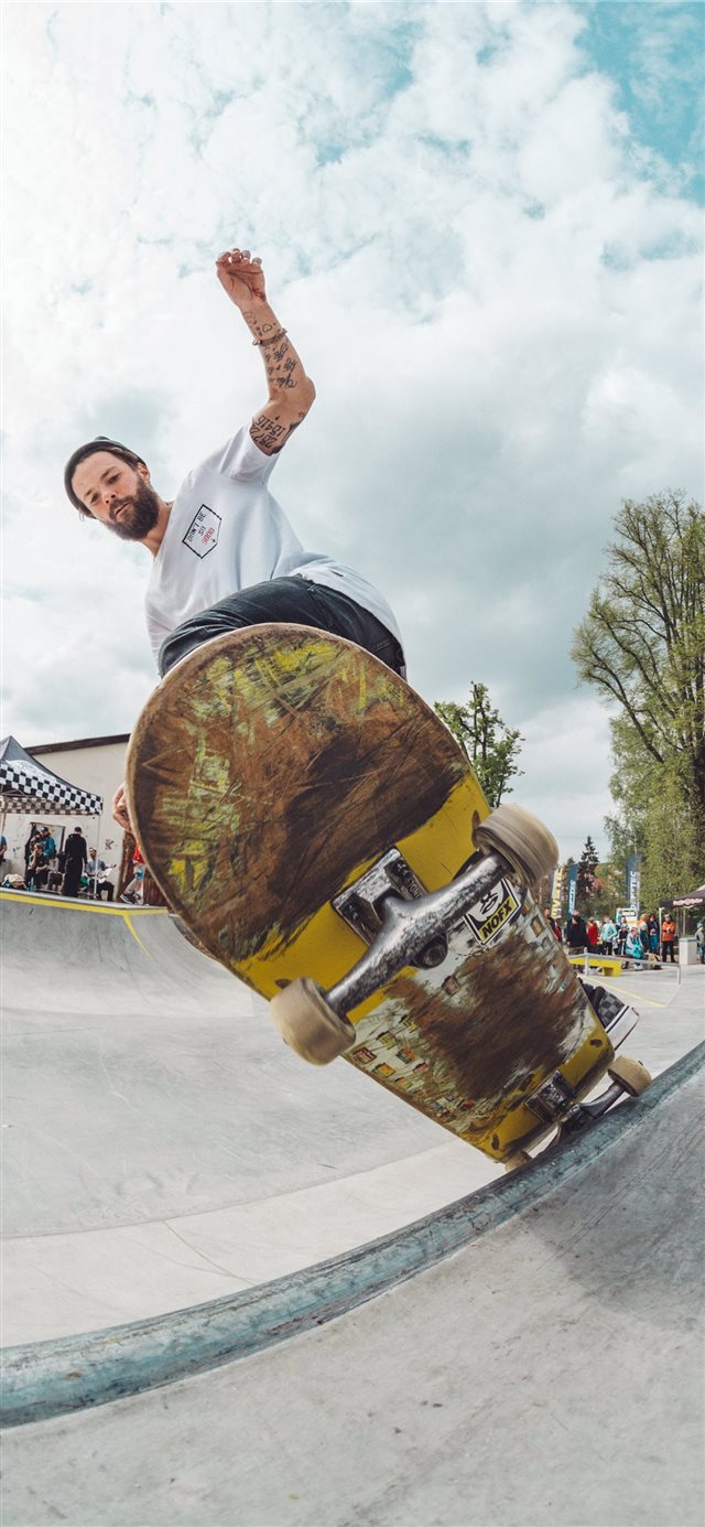 1125x2436 Skateboarder in bowl - czech republic iPhone X Wallpaper