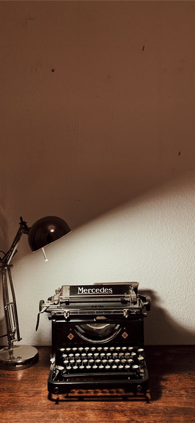 1125x2436 Typewriter - table iPhone X Wallpaper