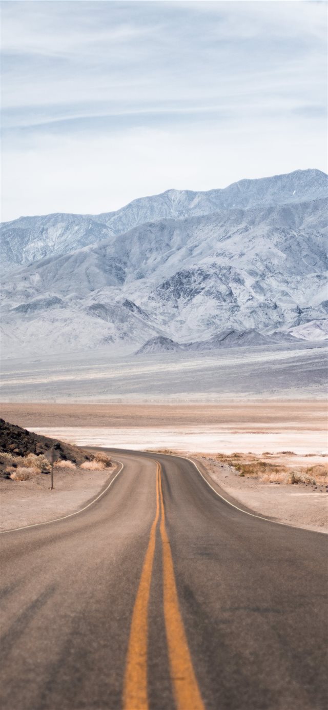 1125x2436 On the Badwater Basin  - dirt road iPhone X Wallpaper
