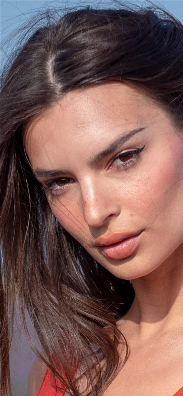 1125x2436 emily ratajkowski 2019 latest - model iPhone X Wallpaper