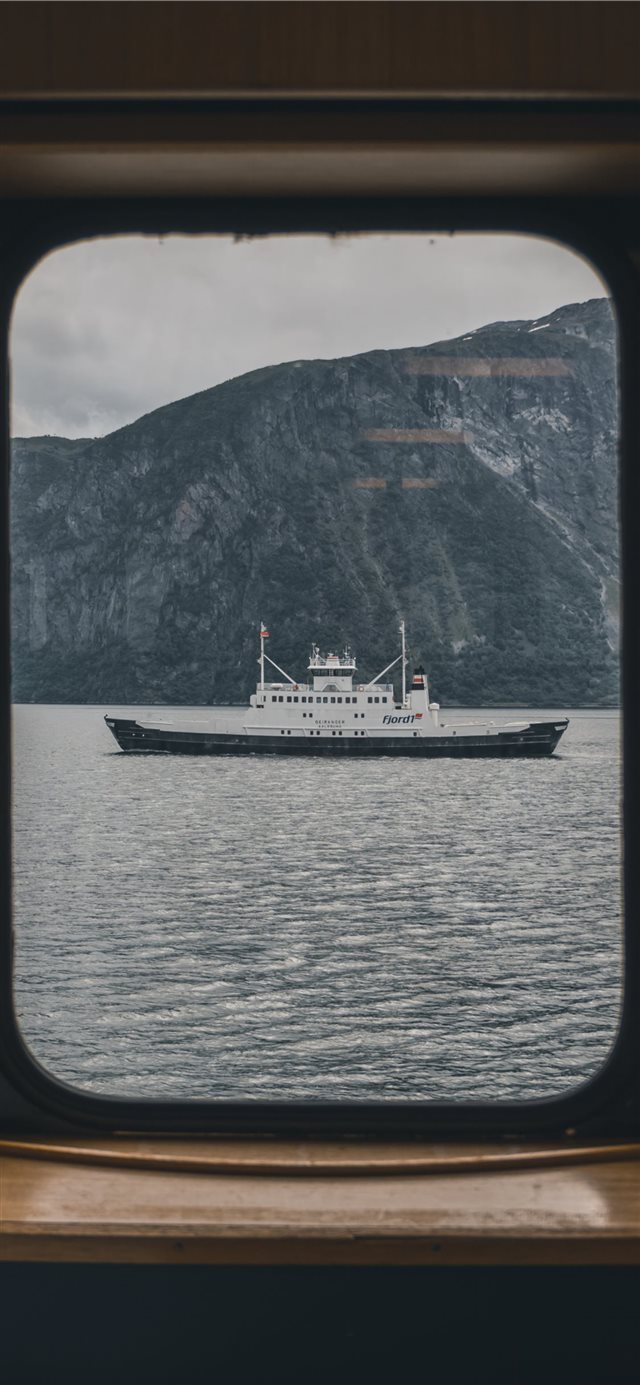 1125x2436 white and black ship - sports iPhone X Wallpaper
