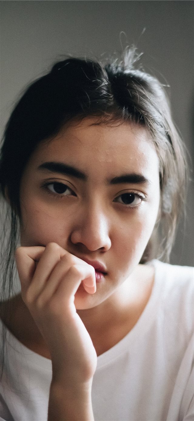 1125x2436 portrait of woman wearing white crew neck shirt -  iPhone X Wallpaper