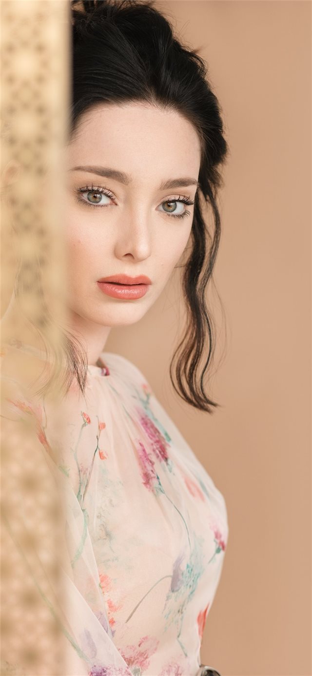 1125x2436 emma dumont 4k - celebrities iPhone X Wallpaper