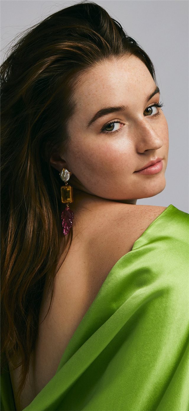 1125x2436 kaitlyn dever 4k -  iPhone X Wallpaper