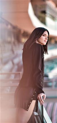 kendall jenner looking into distance wallpaper