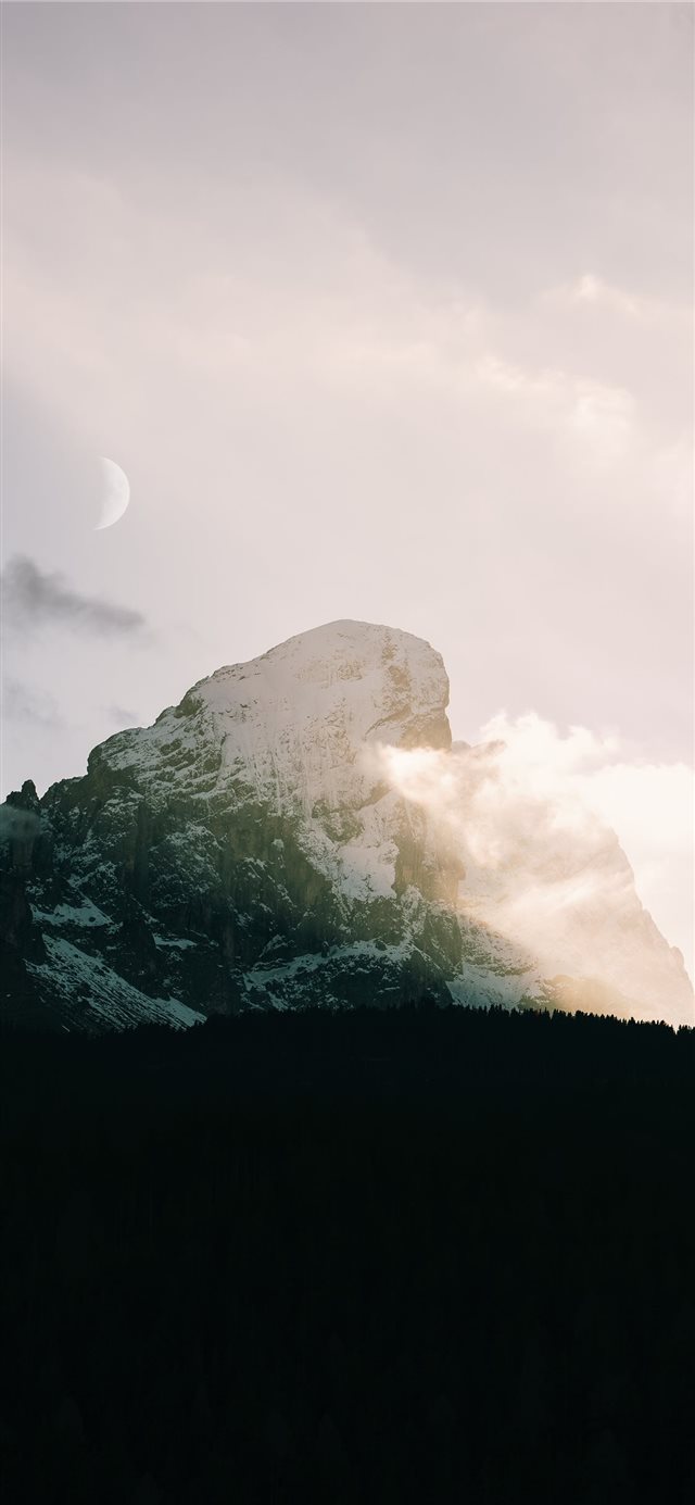 1125x2436 Last rays of the sun caress the summit of Putia  - mountain iPhone X Wallpaper