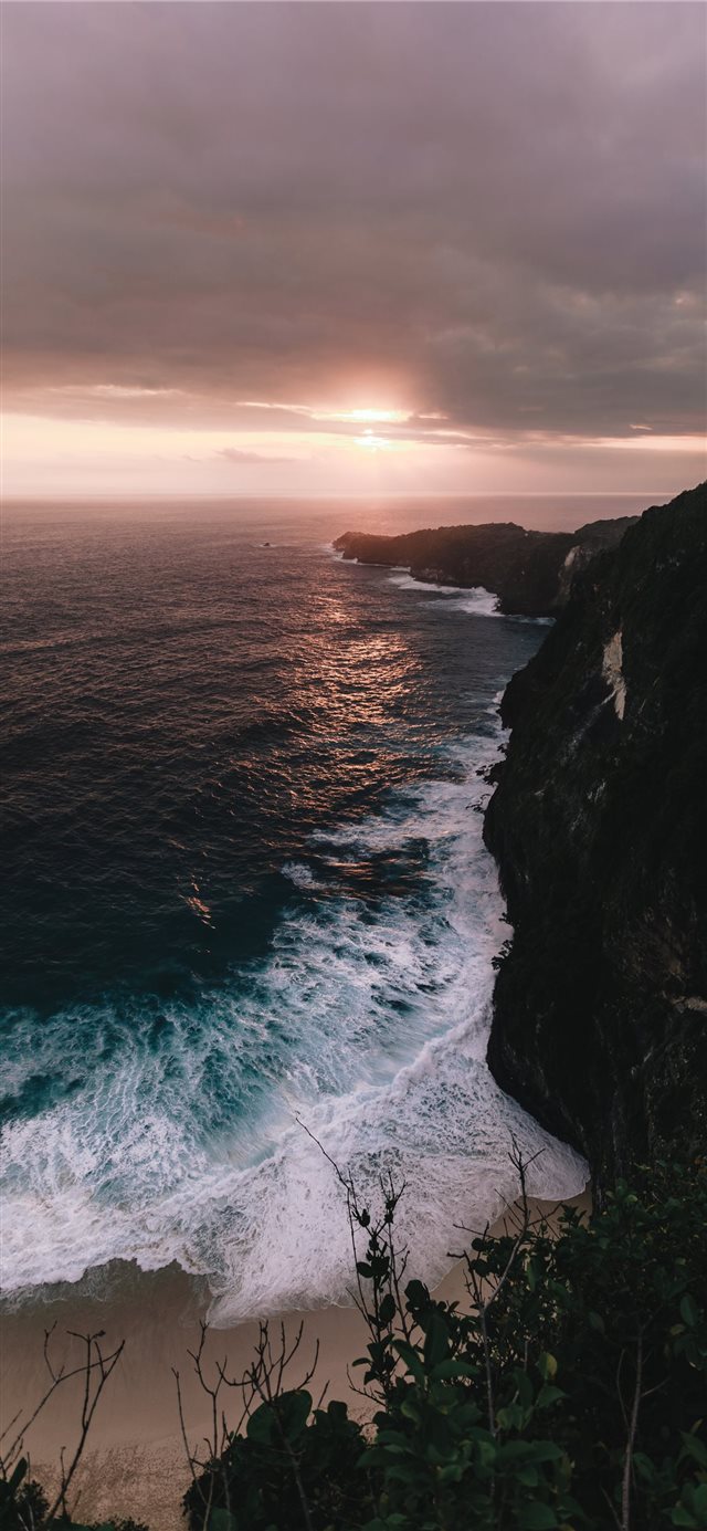 1125x2436 seashore across horizon during cloudy sunset -  iPhone X Wallpaper
