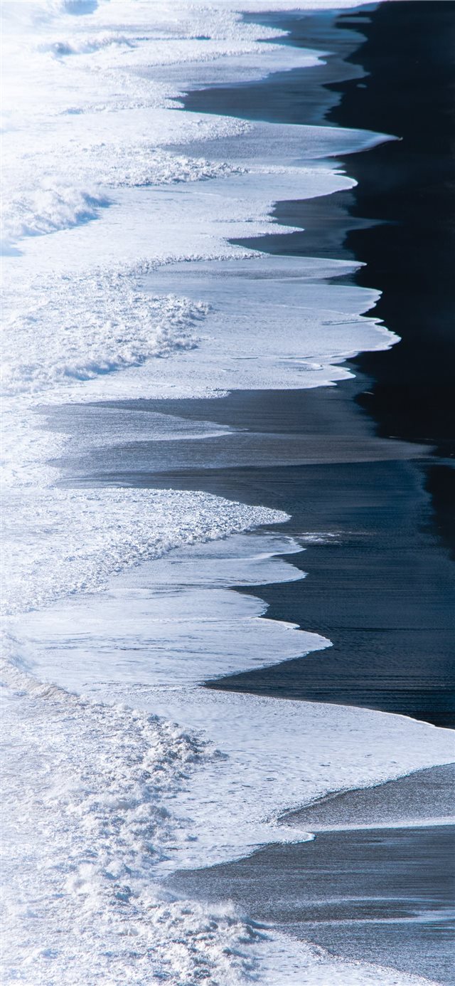 1125x2436 ocean waves crashing on shore during daytime - islande iPhone X Wallpaper